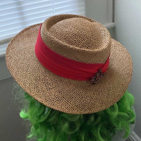 The straw summer hat with red ribbon decor in good condition - Picture 8 of 12